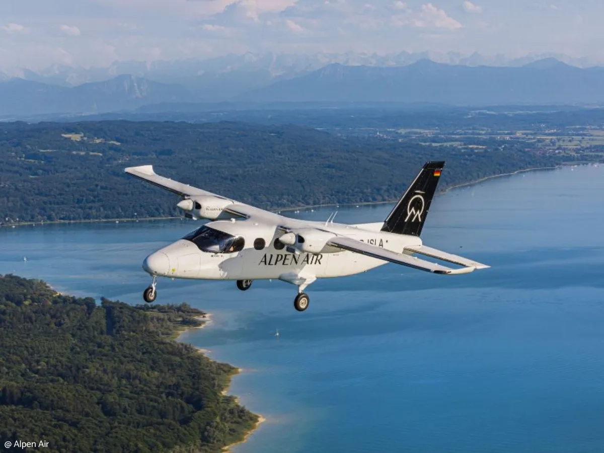 Regionalflugzeug über einem See. Foto: Alpen Air.