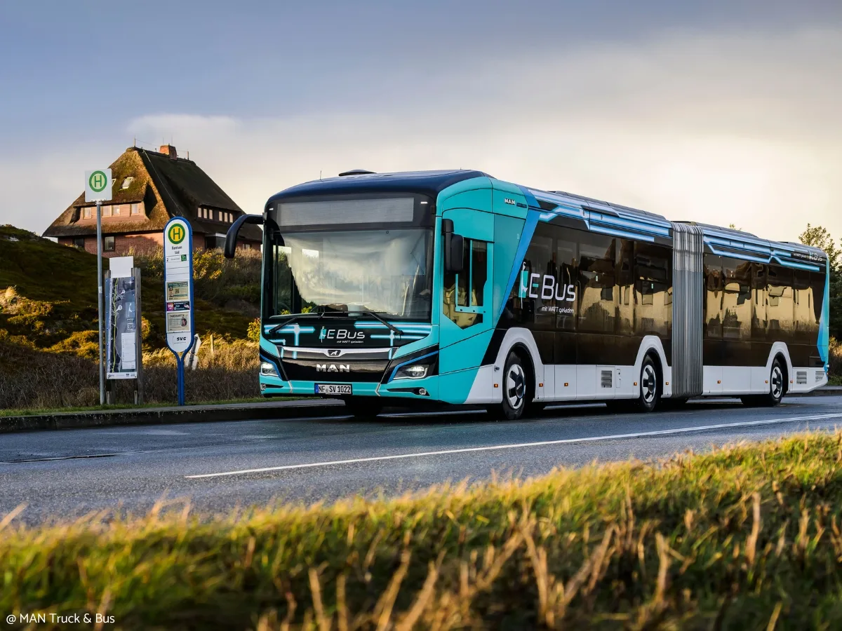 Bus an einer Haltestelle. Foto: MAN Truck & Bus.