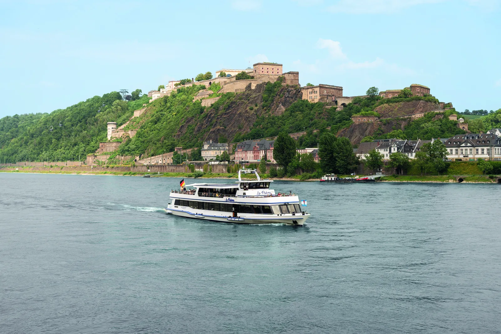 La Paloma auf dem Rhein vor einer Festung.