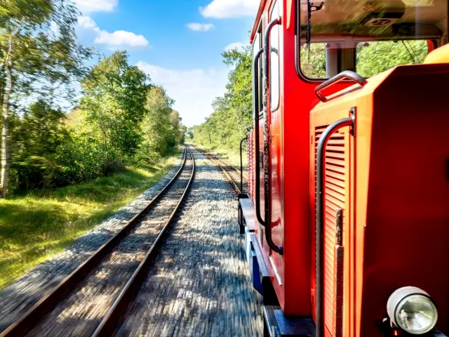 Blick aus einer roten Museumsbahn