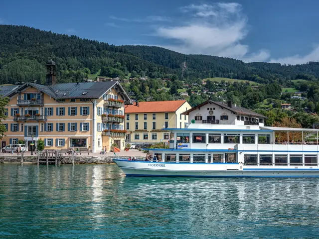 Fahrgastschiff auf dem Tegernsee.