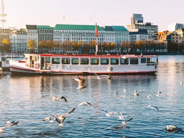 Fahrgastschiff auf der Alster
